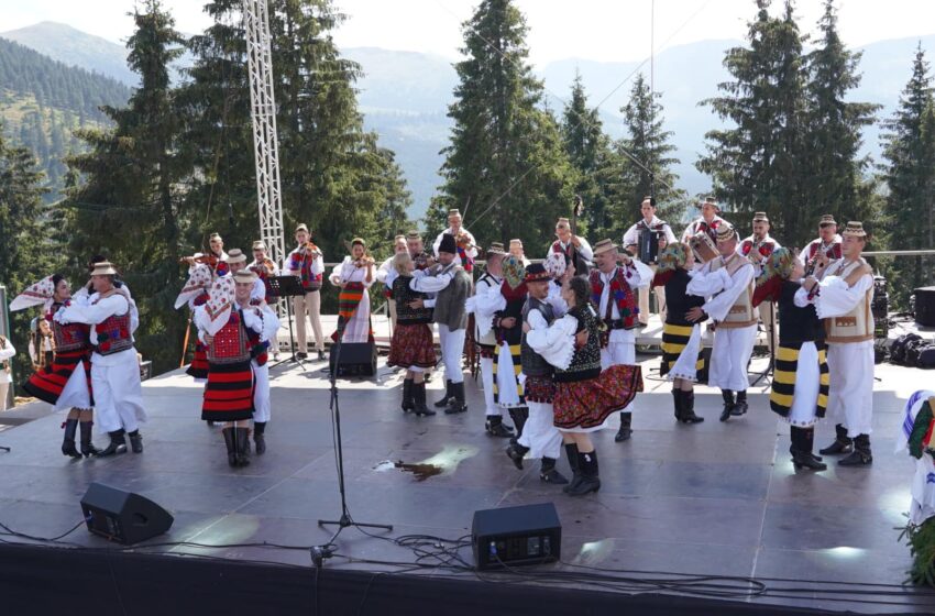  FOTO. Hora la Prislop, ediția a 50-a, a reunit mii de oameni din Maramureș, Bucovina și Ardeal