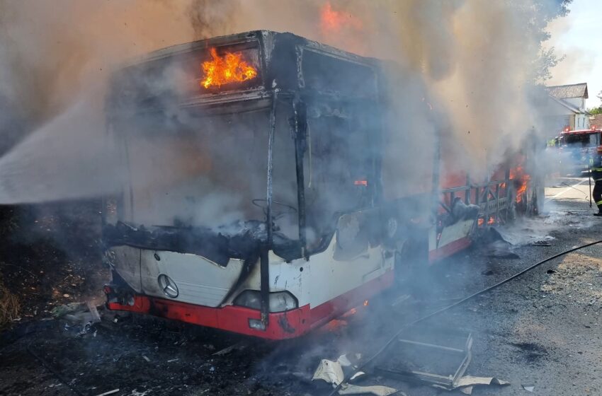  (FOTO/VIDEO) Un autobuz a fost cuprins de flăcări în Slătinița. Panică printre pasageri