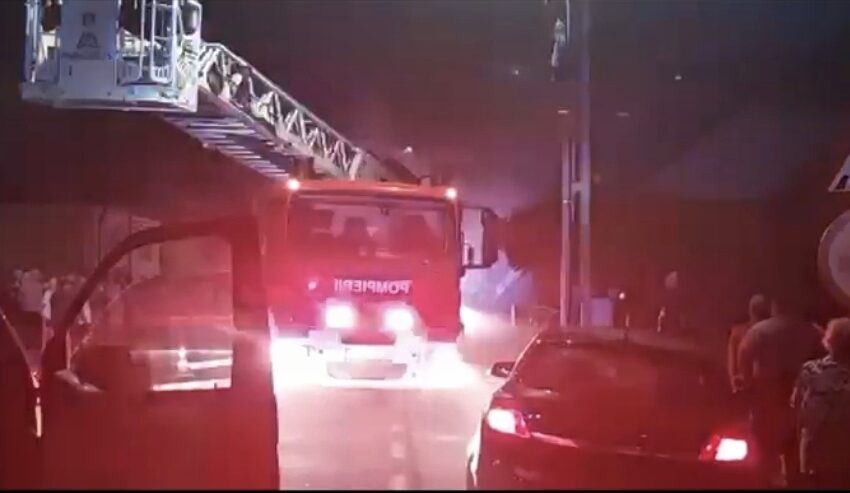  (VIDEO) Incendiu la casa parohială din Liviu Rebreanu. Preotul a primit asistență medicală din partea paramedicilor SMURD