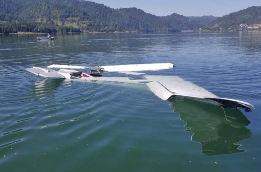  Un avion de agrement s-a prăbușit în lacul Colibița. O persoană aflată la bord a  decedat