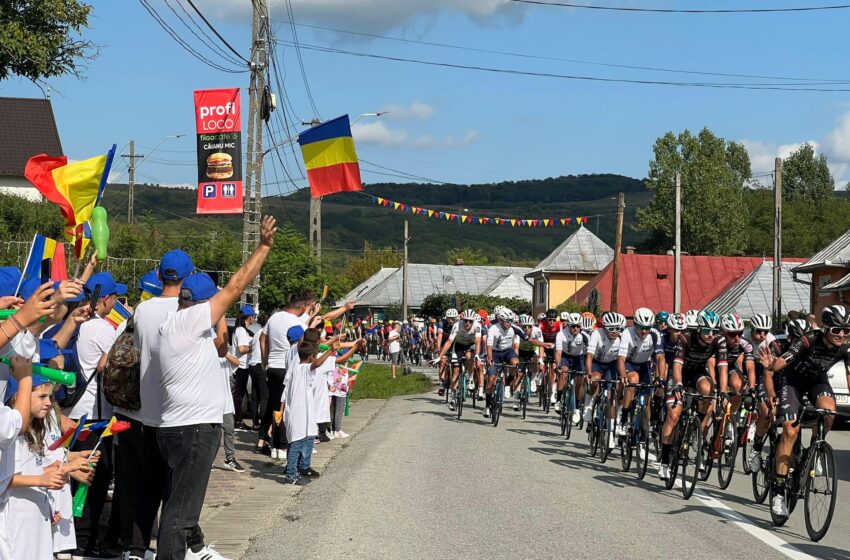  FOTO. Comuna Căianu Mic, a fost pusă pe harta turismului internațional! Cum au fost primiti la Căianu Mic concurenții Turului Ciclist al României 