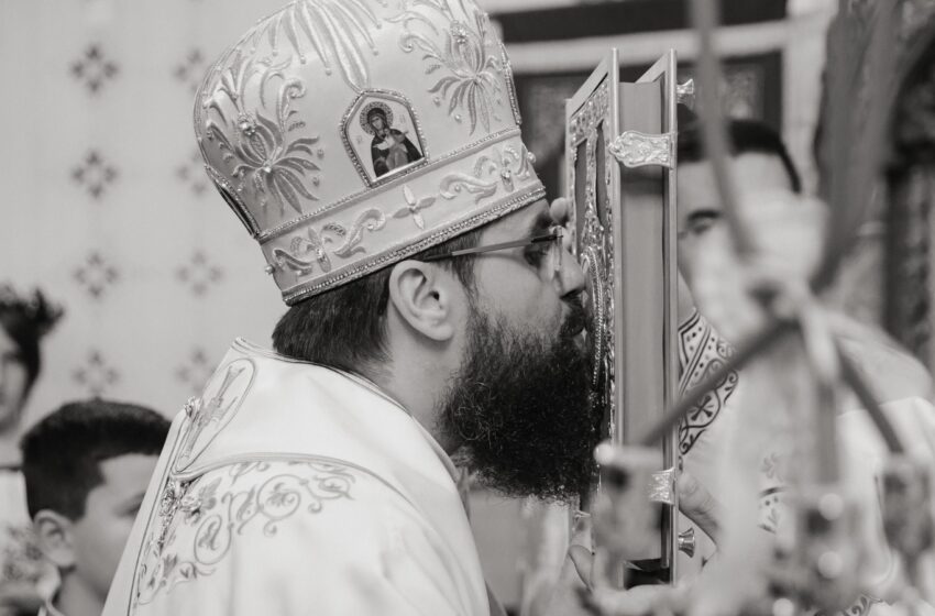  FOTO. Preasfințitul Părinte Benedict Bistrițeanul,  în mijlocul comunității din localitatea Arcalia, cu prilejul binecuvântării Centrului Cultural „Sfântul Vasile cel Mare”, în cadrul căruia a fost amenajată biblioteca parohială „Arhimede”.