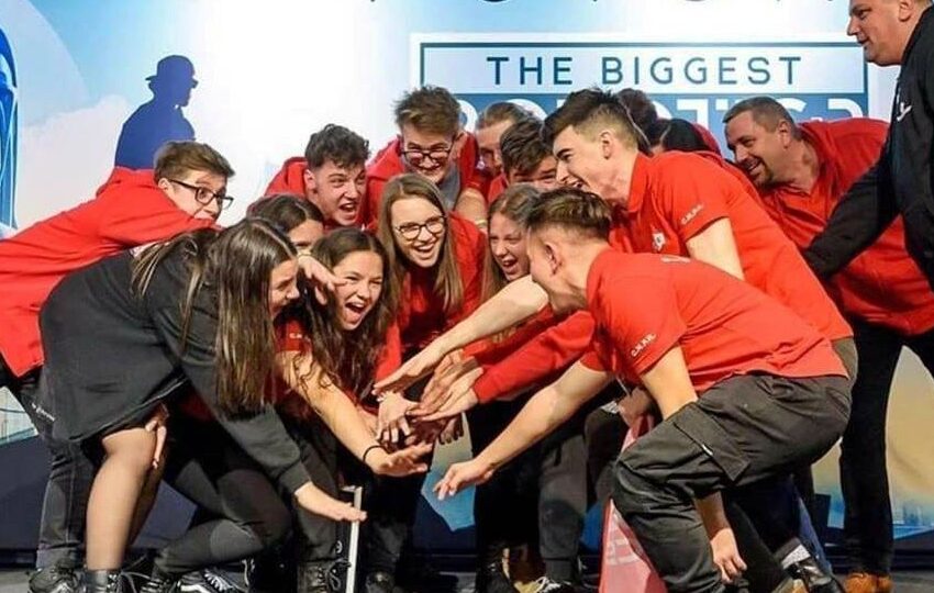  Echipa Esentza Robotics din Beclean a câștigat premiul pentru cel mai inovativ design, la prestigiosul concurs de robotică organizat în SUA. Mircea Geoană le-a transmis un mesaj special