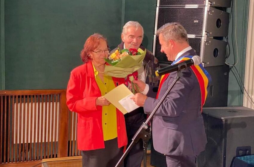  (FOTO) Cele mai longevive cupluri bistrițene care sărbătoresc nunta de aur sau mai mult, premiate de conducerea Primăriei Bistrița