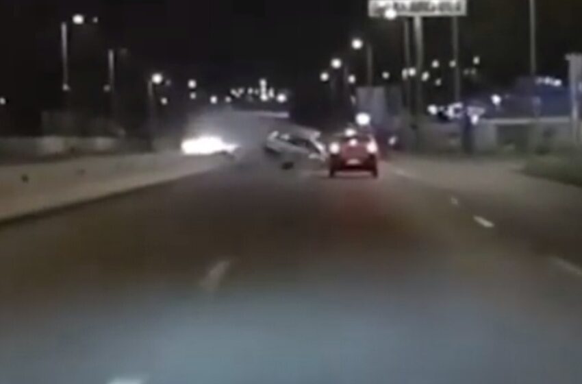  VIDEO – Cluj: O șoferiță din Bistrița-Năsăud a zburat peste un parapet și a lovit o mașină de pe contrasens