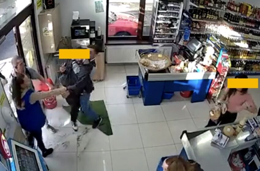  (VIDEO) Un magazin din Bistrița invadat de hoți. Angajații și clienții au intervenit imediat