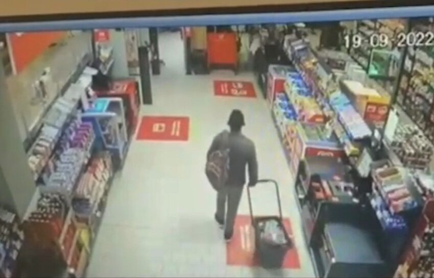  (VIDEO) Cum a încercat un bărbat să fure mai multe produse dintr-un magazin din Bistrița