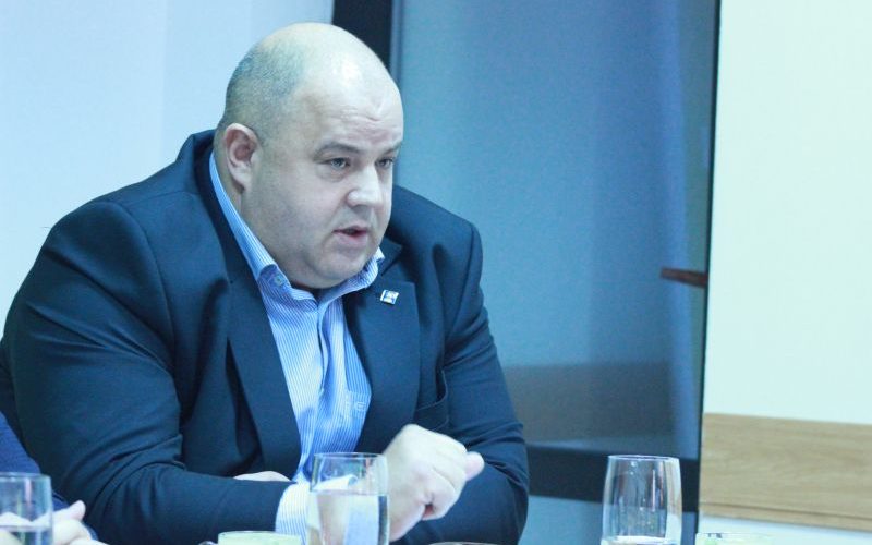 VIDEO. Gest urât din partea consilierul local PNL Florin Urâte inainte de intonarea imnului –  „Cât de penibil e pe online să stai așa cum stau ăștia și așteaptă imnu`. Dă-i în p….”