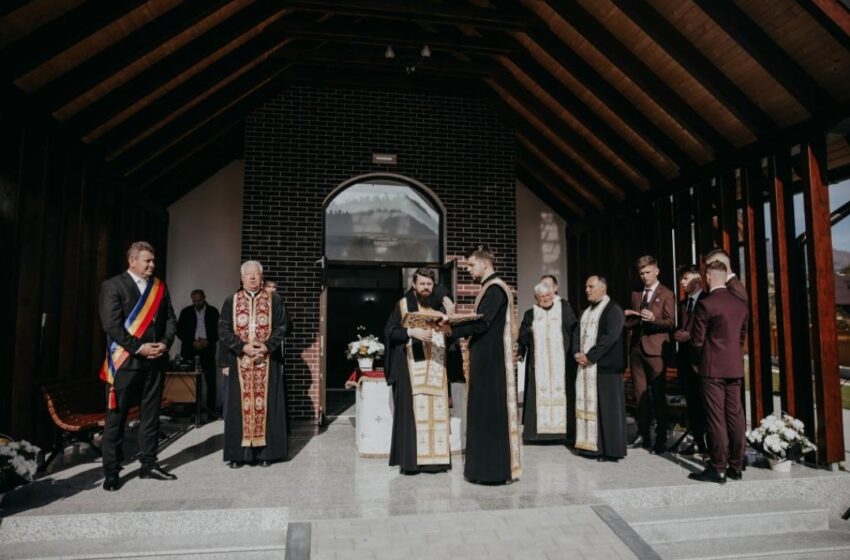  Preasfințitul Benedict Bistriţeanul, în mijlocul credincioşilor din comuna Șanț