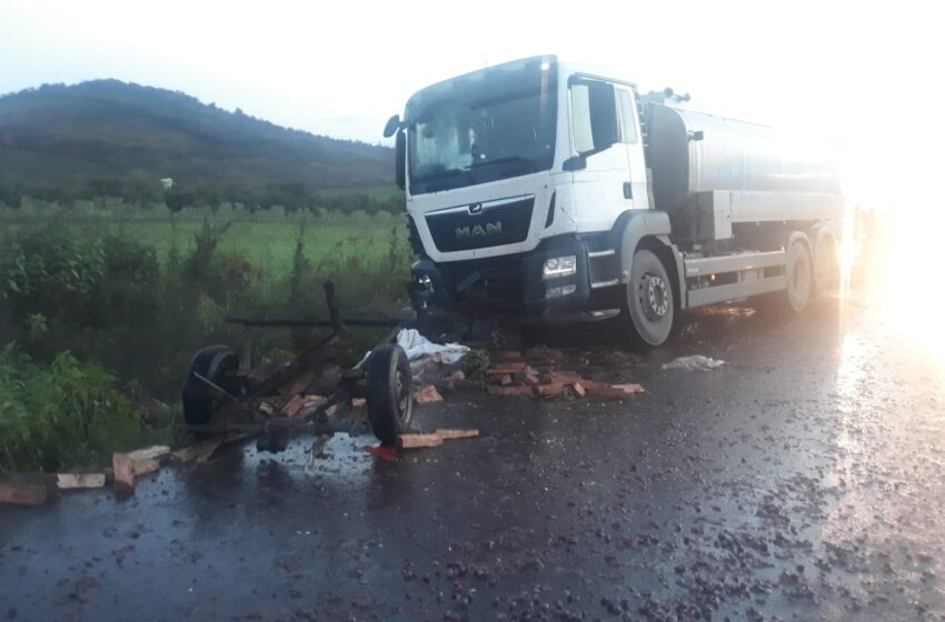  Un autocamion a luat în plin o căruță  între Budacu de Jos și Monariu. Două persoane au fost rănite.