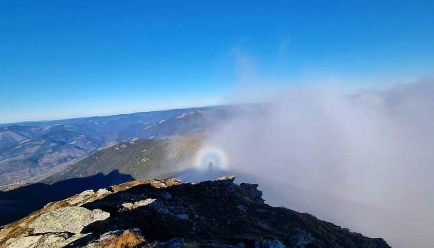  (FOTO) Un fenomen foarte rar a ,,pictat” creasta munților Rodnei. Ce este efectul ,,Gloria” și cum se instalează