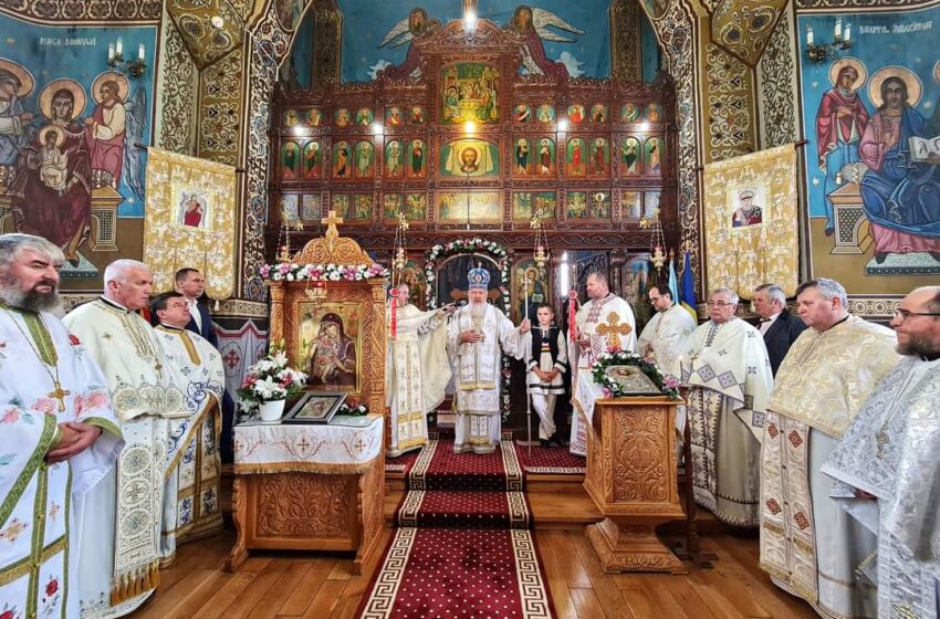  Înaltpreasfințitul Părinte Andrei, în mijlocul credincioșilor din Urmeniș, cu prilejul binecuvântării lucrărilor efectuate în ultimii ani la biserica parohială din localitate