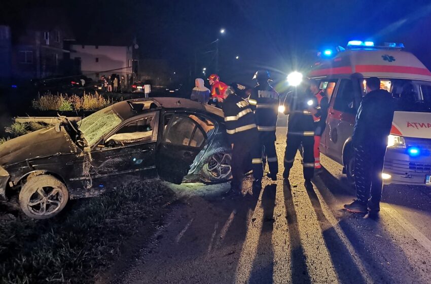  (FOTO) Un tânăr șofer a intrat cu mașina într-un stâlp, în Jelna. Accidentul a fost fatal pentru unul dintre pasageri