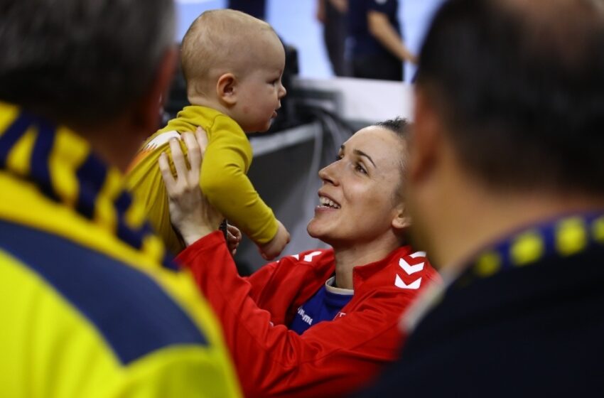  DRAGOSTE DE MAMĂ.  Bistrițeanca Laura  Pristăviță a ales să vină la Euro și l-a luat cu ea și pe bebelușul de 10 luni !