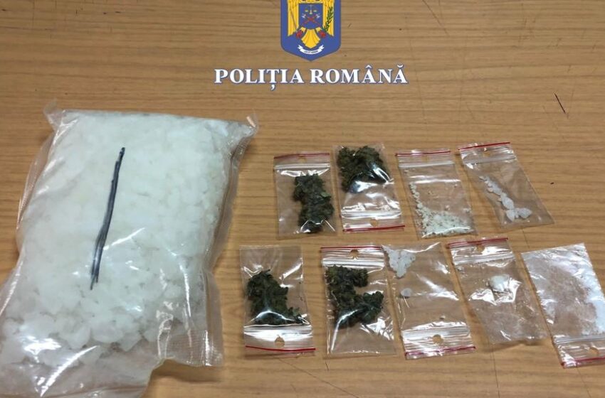  O tânără șoferiță prinsă cu o pungă și mai multe plicuri cu droguri în mașină, în Viișoara. A fost testată pozitiv pentru metamfetamină