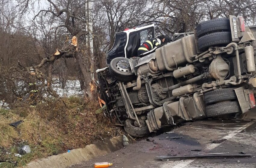  (FOTO) Un tir s-a răsturnat între Crainimăt și Viișoara. Șoferul celuilalt autoturism implicat în accident a fost transportat la spital