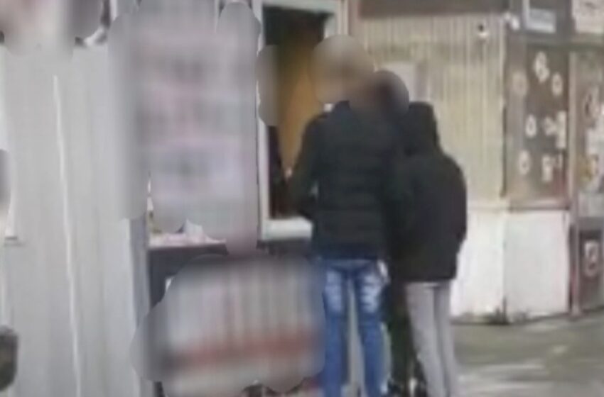  (FOTO/VIDEO) Un comerciant din Năsăud a fost prins de jandarmi în timp ce vindea cutii cu artificii unui minor. A fost deschis dosar penal