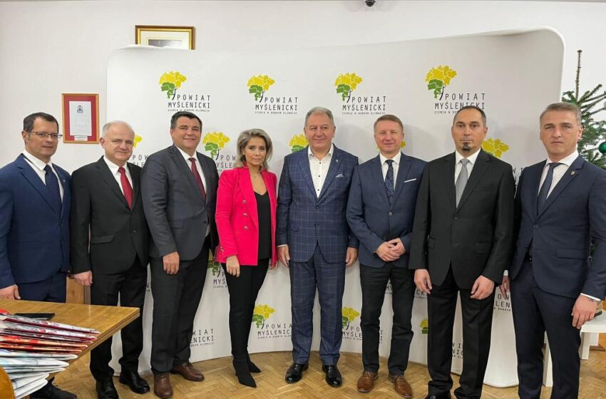  Primarul Nicolae Moldovan şi preşedintele Radu Moldovan, au primit titlul de Cetăţean de onoare al judeţului Myślenice – Polonia