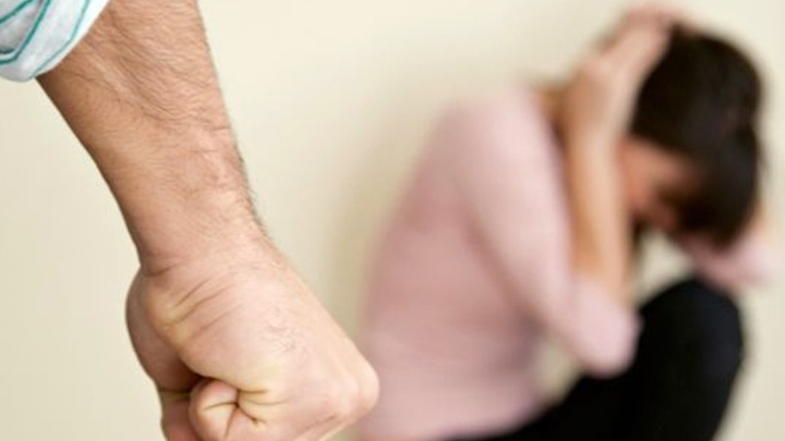  Un bărbat și-a lovit iubita, o tânără de 19 ani din Bistrița. A fost emis un ordin de protecție provizoriu