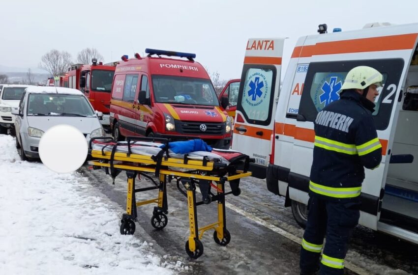  (FOTO) Un bărbat implicat în accidentul din Dorolea a decedat. Alte două persoane au fost transportate la spital