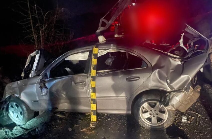  Patru persoane rănite într-un accident în Poiana Ilvei. Au intrat cu mașina într-un stâlp, iar apoi s-au răsturnat