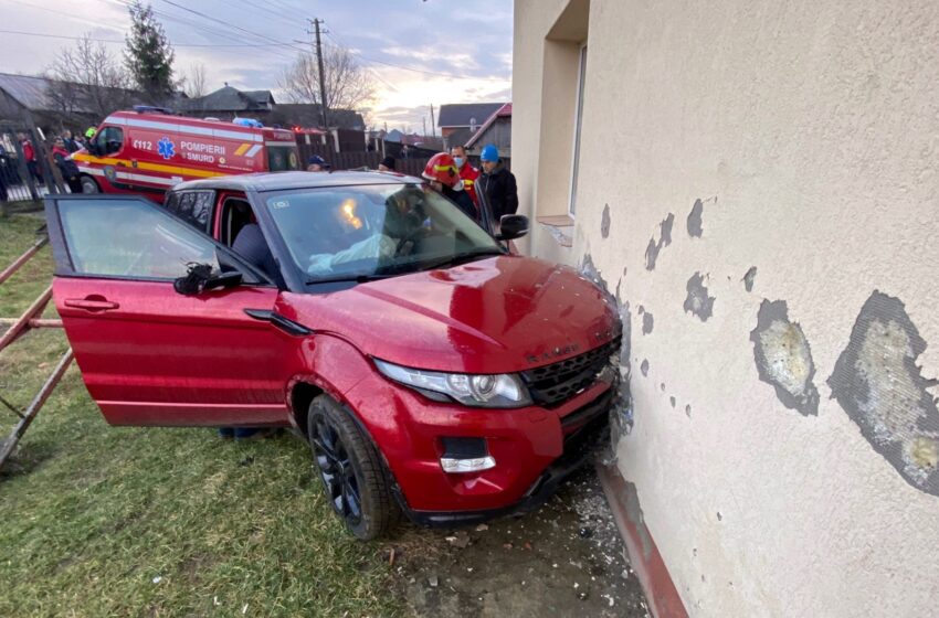  (FOTO) Șase persoane, dintre care cinci sunt copii au ajuns în spital, în urma unui accident în Budacu de Sus. Șoferul a pierdut controlul volanului și a intrat într-o casă