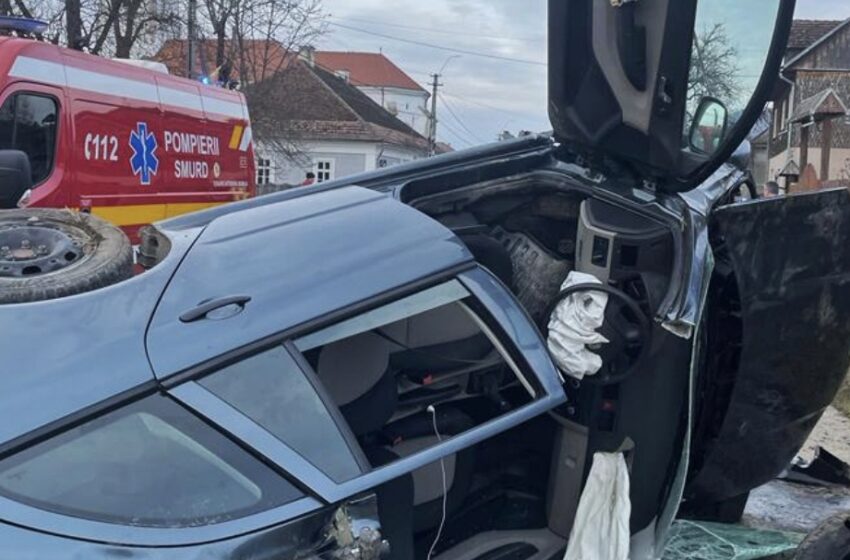  (FOTO) Accident cu două victime, dintre care una încarcerată, în Dipșa. Mașina în care se aflau s-a răsturnat