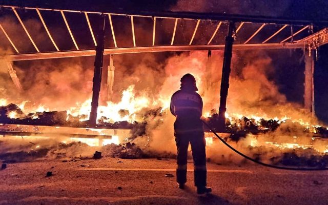  Incendiu într-o localitate din Bistrița-Năsăud. Ard peste 200 de baloți de fân!