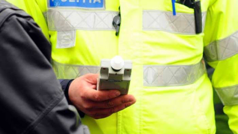  Şofer din județul Mureş, reţinut de poliţişti, după ce a fost prins la volan, fără permis şi cu alcoolemie de peste 1  la mie