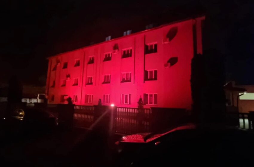  Sediul ISU Bistrița – Năsăud ,,îmbrăcat” în roșu. Ce semnifică această culoare care a iluminat clădirea