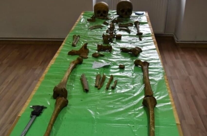  Morminte de inhumație descoperite în interiorul unui monument bistrițean