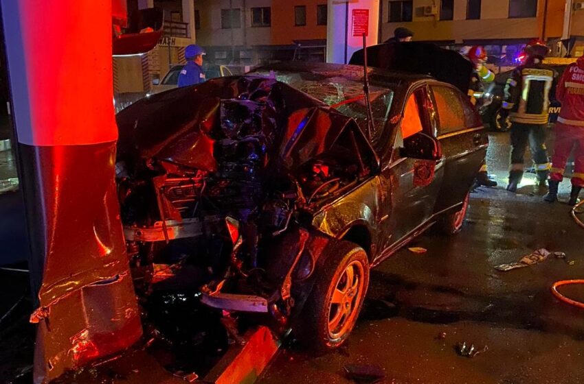  (FOTO) Un șofer a intrat cu mașina direct într-o pompă de la o benzinărie din Bistrița. Două persoane au ajuns în spital