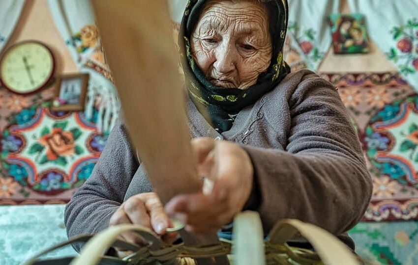  Din mâini trudite renaște o lume întreagă. Arta coșului din crengi de alun, păstrată vie de Raveca, din Bistrița-Năsăud