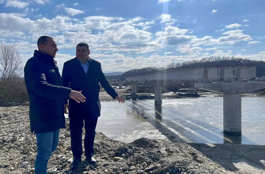  Deputatul Bogdan Ivan Gruia și primarul  Nicolae Moldovan împreună pe șantierul centurii ocolitoare  a orașului Beclean
