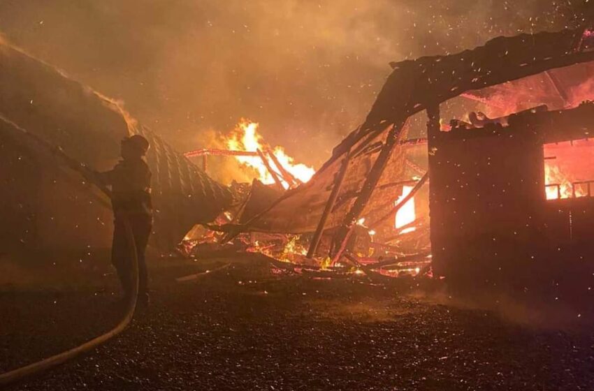  Incendiu la Livezile. Acoperișul unei case, o anexă și un grajd, au fost distruse de flăcări!