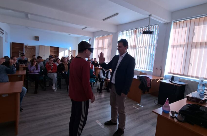  Simulare a consumului de droguri și alcool cu ajutorul unor ochelari speciali, în cadrul activităților de informare de la Liceul Tehnologic Lechința