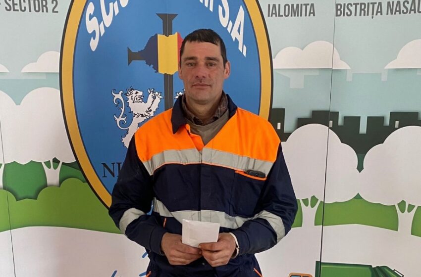  Un angajat Supercom a fost răsplătit de companie pentru că a înapoiat o sacoșă plină cu bani găsită în timpul serviciului