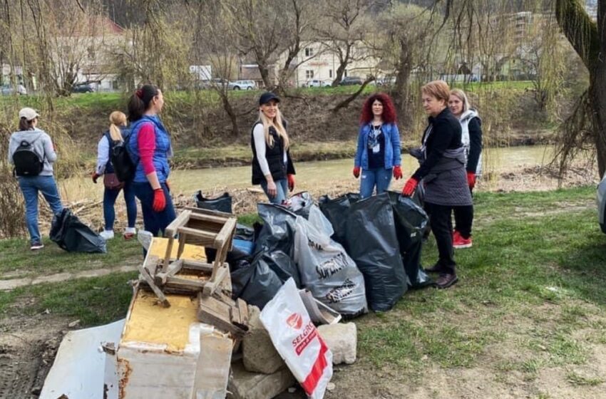  A început curățenia de primăvară pe malul Bistriței! Angajații primăriei au ieșit la o acțiune de ecologizare