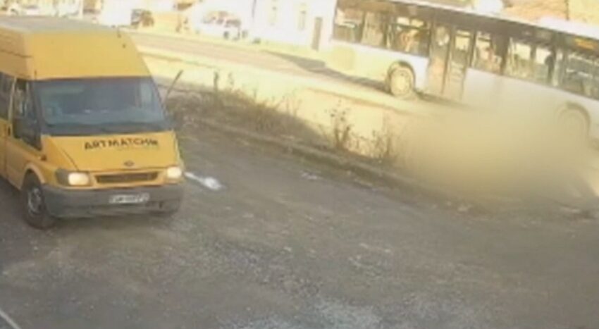  O femeie din localitatea Unirea, a fost lovită de un autobuz în timp ce traversa strada regulamentar