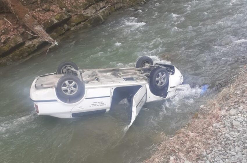  O şoferiţă a căzut cu maşina în  râul Sălăuţa