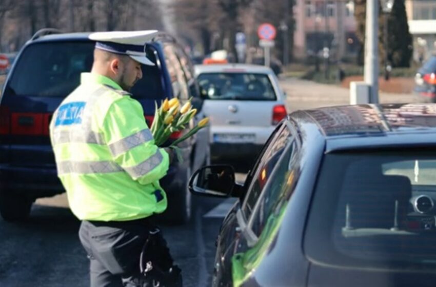  (VIDEO) Flori și mici atenții din partea polițiștilor pentru șoferițe, cu ocazia zilei de 1 Martie