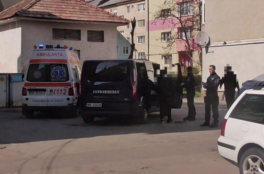  Doi tineri se drogau pe o stradă din Bistrița. Un apel la 112 i-a dat pe mâna jandarmilor