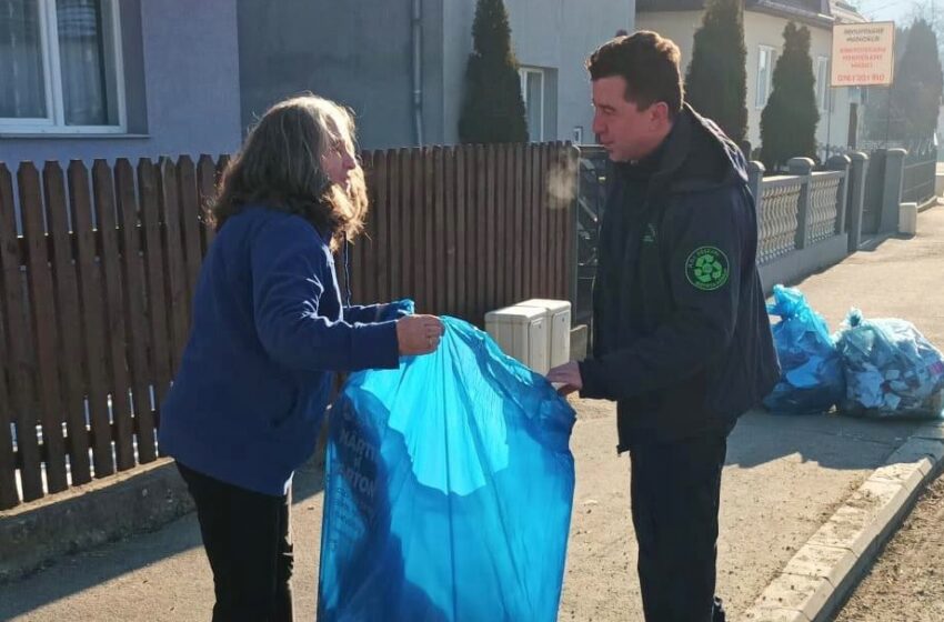  5 aprilie: În Bistrița și localitățile componente, se colectează sacul albastru pentru deșeurile reciclabile din hârtie sau carton