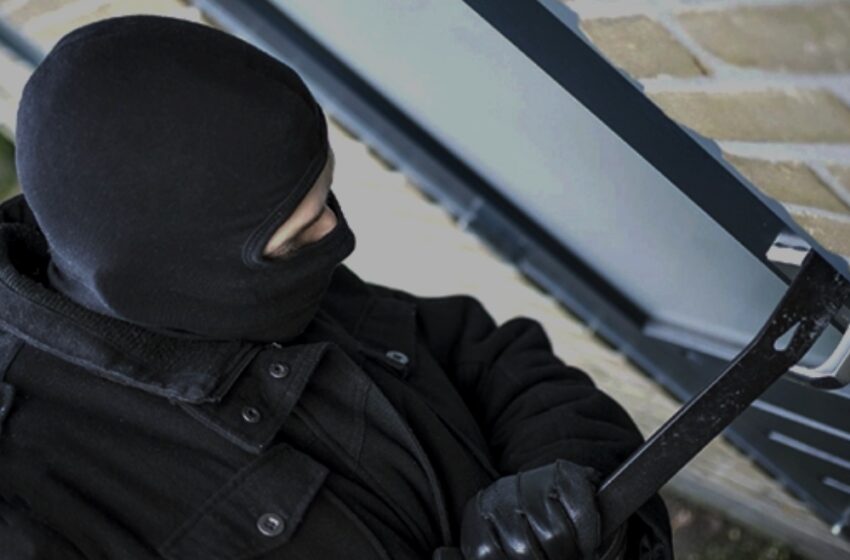 Un bărbat cu cagulă și înarmat cu un cuțit a dat spargerea într-un depozit de fier vechi din Rodna. Hoțul a fost surprins de paznic