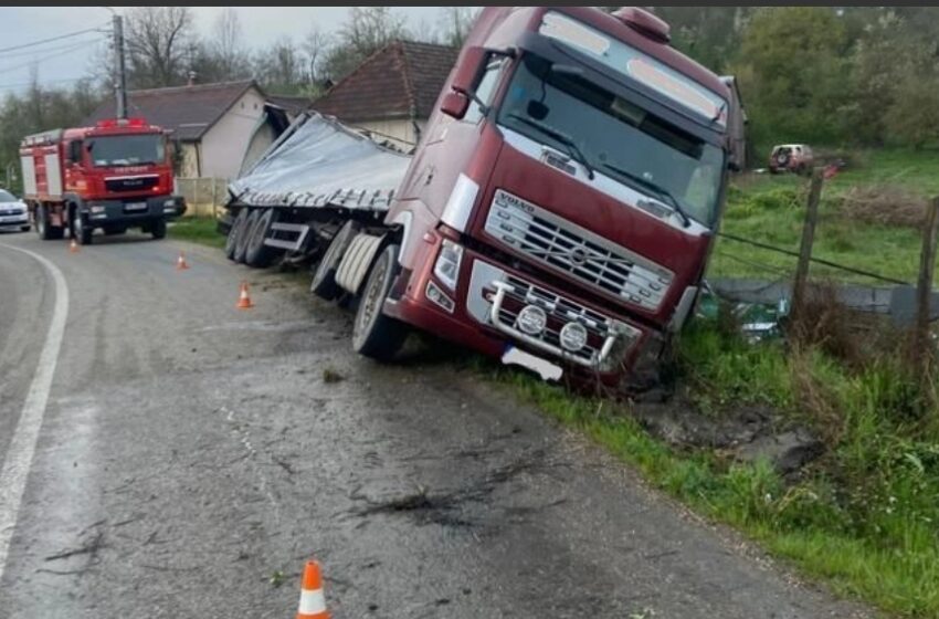  Un TIR plin cu bere s-a răsturnat în Chiraleș. Șoferul era beat!