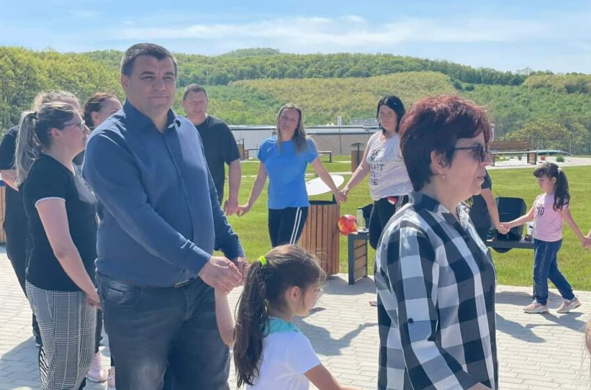  Primarul Nicolae Moldovan alături de copiii de la Grădinița “Albă ca Zăpada” din Beclean, cu ocazia Zilei Naționale a Tineretului