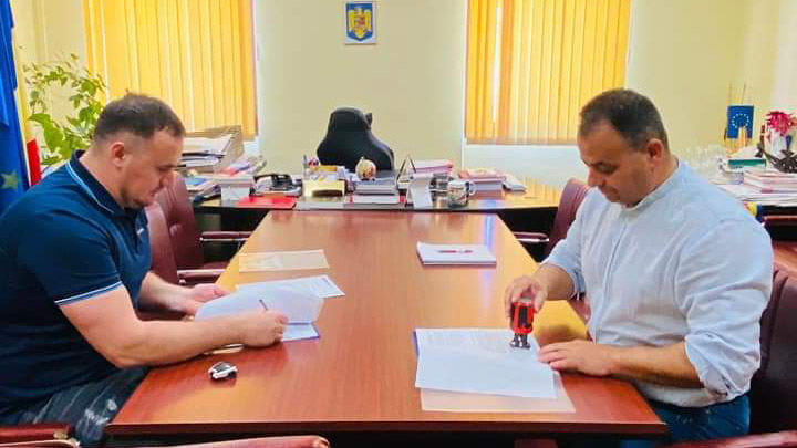  Primarul Valentin Grapini:Veste bună pentru rodneni, am semnat contractul de lucrări pentru execuția trotuarelor!
