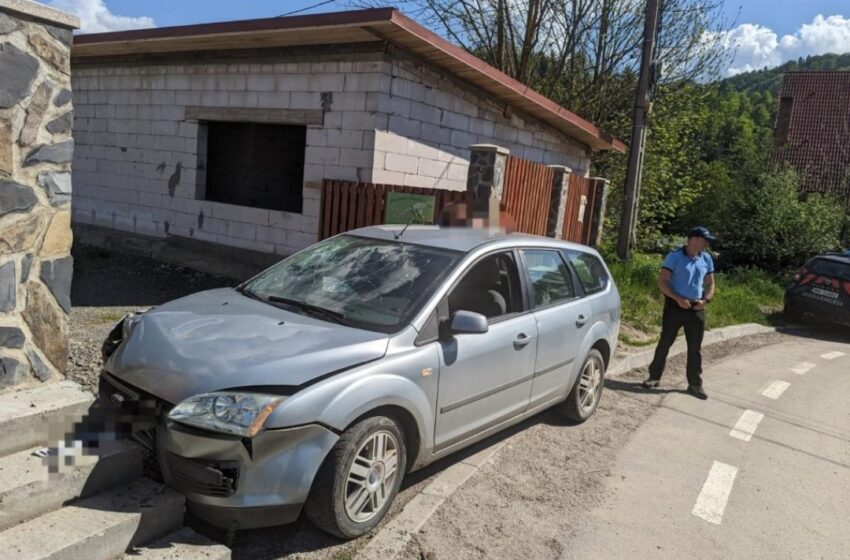  Băut și cu permisul suspendat, a intrat cu mașina în treptele unei pensiuni din Colibița