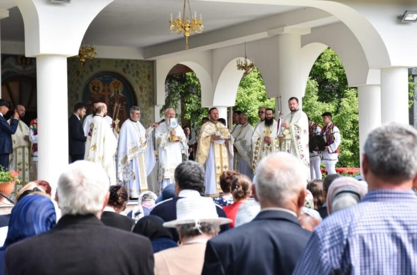  Înaltpreasfințitul Părinte Andrei,  în mijlocul obștii monahale de la Mănăstirea Dobric, cu prilejul hramului istoric