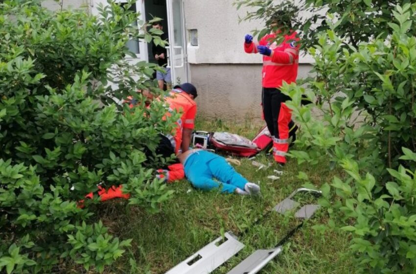  O persoană a CĂZUT de la înălțime în zona Stefan cel Mare – Bistrița